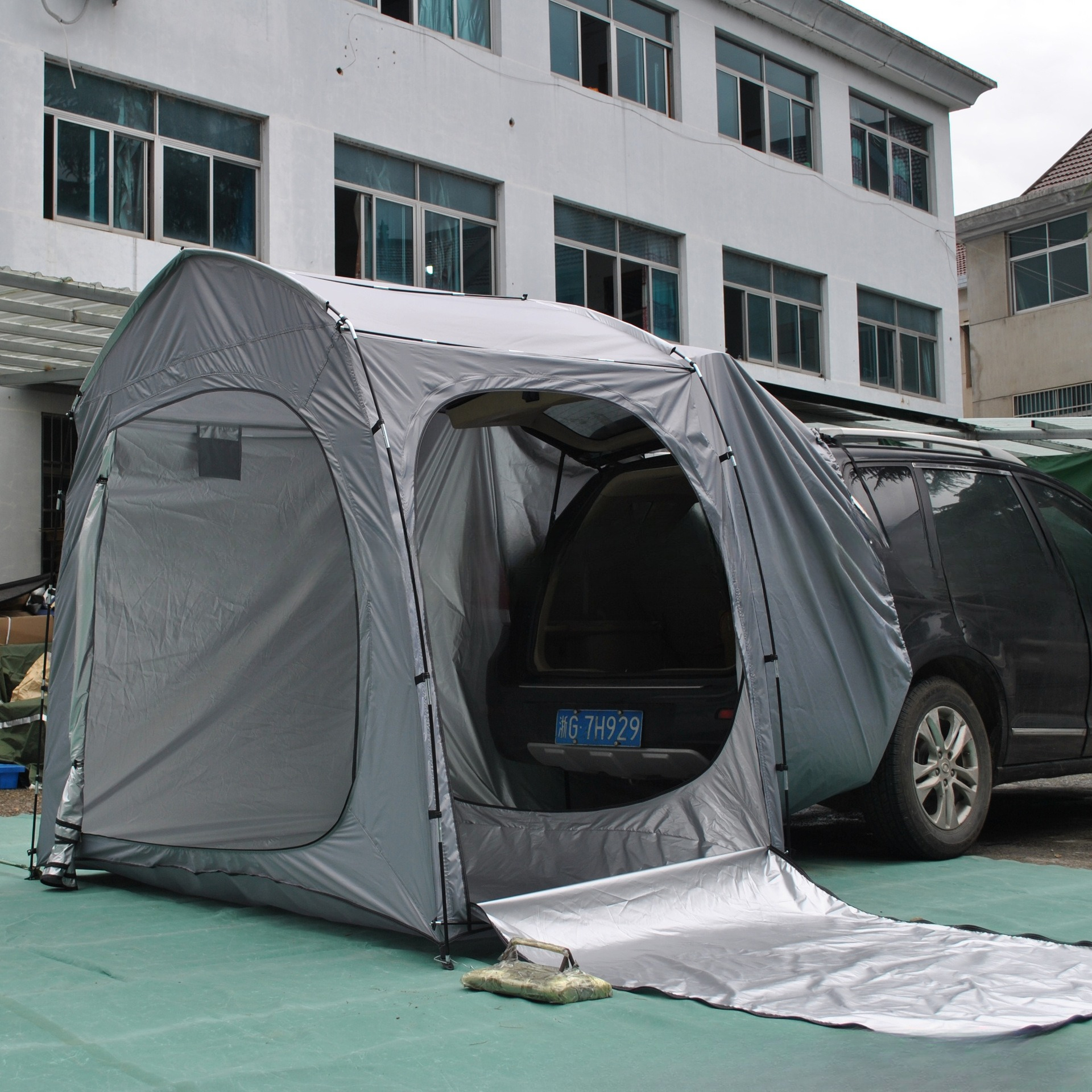 Easy to store full-model rear  – Emergency Mylar Tent Bewertung und Preis